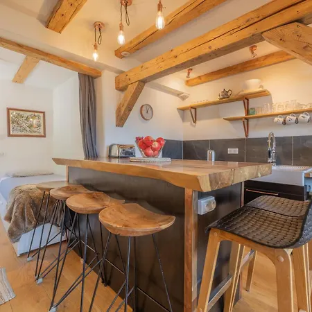 Beautiful In Centre With Superb Mountain Views Apartamento